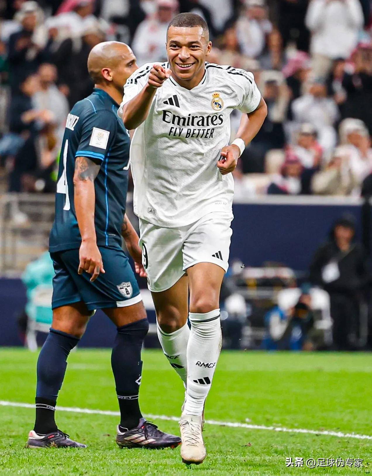 杰曼击地传球 周琦起飞双手隔扣朱俊龙