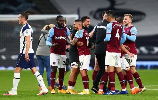 曼联毫无斗志，问题积重难返！球迷竟喊话请回阿莫林，阵容是病根